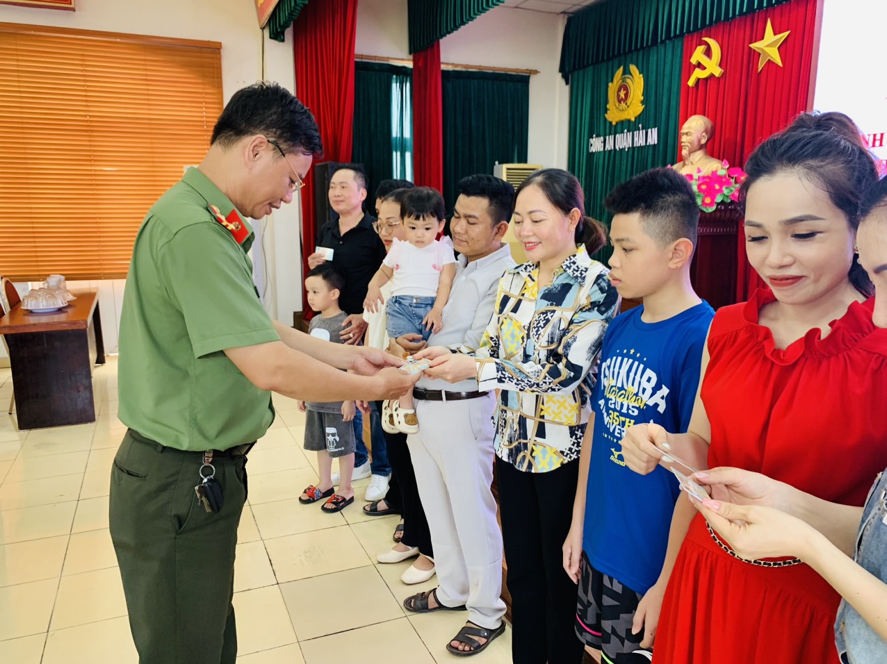 Công an quận Hải An: Trao thẻ căn cước mới cho các công dân đầu tiên trên địa bàn quận